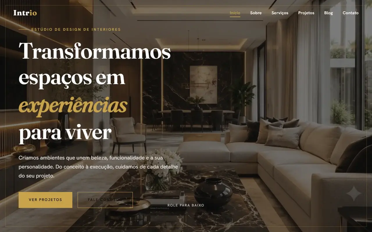 Página inicial da Intrio Interiores com fotografia de sala de estar de alto padrão ao fundo, título serifado em branco com a palavra experiências em itálico dourado e dois botões de ação