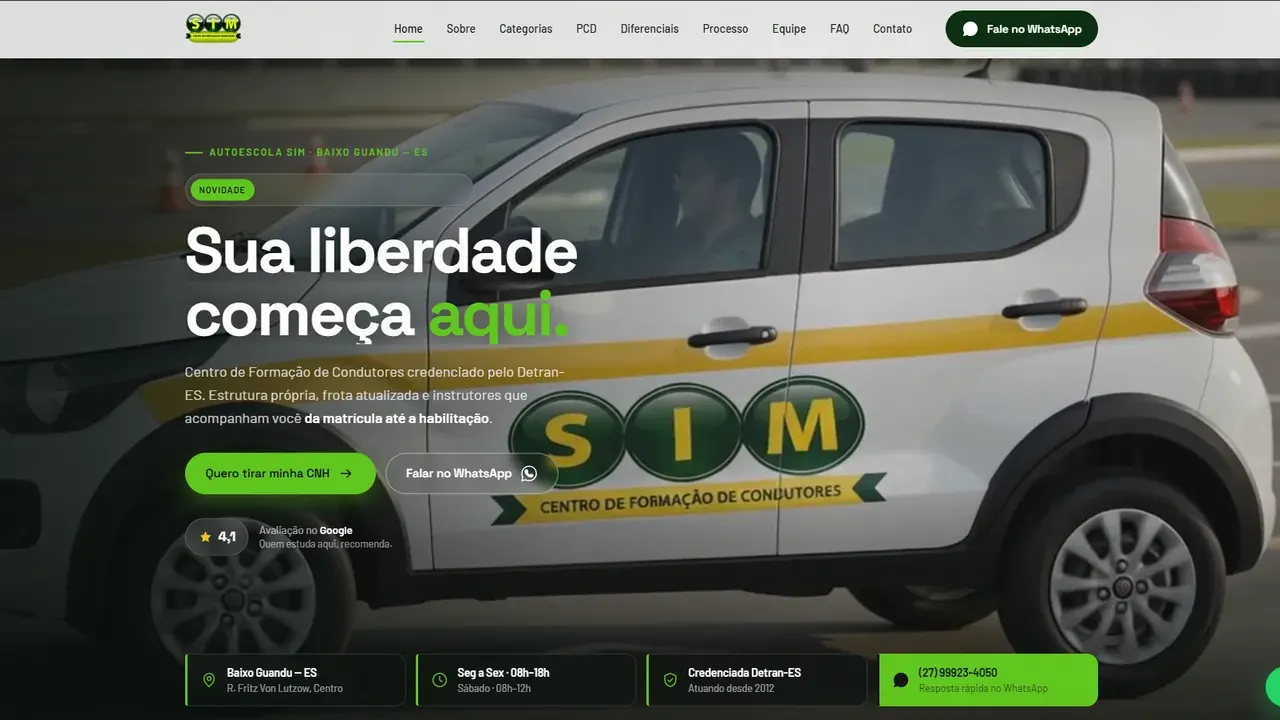 Versão atual: foto do carro da própria autoescola, título grande, dois botões de ação, nota do Google e uma barra com endereço, horário e credenciamento.