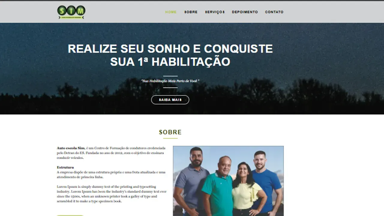 Primeira versão do site da Auto Escola Sim: cabeçalho claro, título centralizado em fonte serifada sobre foto noturna e um botão de contorno fino.